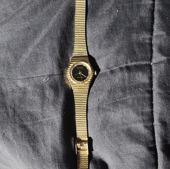 Vintage 50s or 60s Geneva Antimagnetic Ladies Watch - Picture 2 of 11